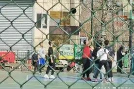 英雄山北门，年轻人们活力四射图片