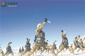 新疆军区某合成师官兵在海拔5000米雪域高原大练兵图片
