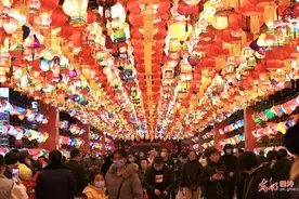 山西运城：市民广场万盏花灯美不胜收图片