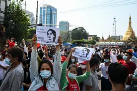 仰光6万人走上街头，缅甸爆发大规模抗议图片
