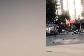 小车撞上摩托后拖行致1人死亡，交警：已抓获酒驾嫌疑人视频封面