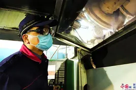 铁路机车“修脚师”的春运图片