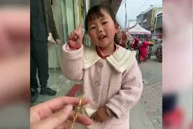 52秒｜妈妈随口说想要金项链 5岁女儿记在心里 去2元店给妈妈买了条！视频封面