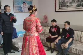 河北邢台：电动车上的婚礼简朴却温馨图片
