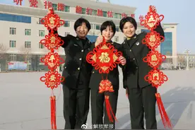 开心！00后女兵第一次军营过春节图片