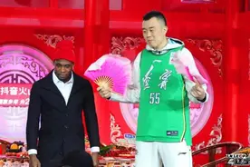 最萌身高差“父子组合”！潘长江+韩德君，辽篮助阵辽视春晚图片