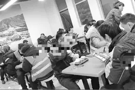 记者亲历通宵分拣快递包裹：谁都不容易，加油吧图片