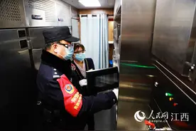春运列车上的“金嗓子”乘警图片
