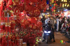 越南年味浓街头巷尾火红一片 民众采购春节装饰品热闹非凡图片