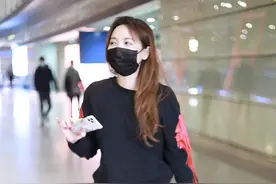 金莎素颜现身肤质能打 穿超短裤美腿吸睛图片