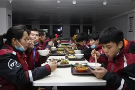 每月四五千，管吃管住，有红包……云南澜沧拉祜族快递员工留在上海过大年图片