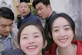 33岁赵丽颖杀青照曝光！脸比小7岁女演员还小图片