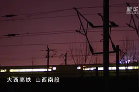 高铁“蜘蛛侠”的春运“夜”生活视频封面