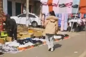 半年未见的外孙女回老家，路遇外公摆摊假装买鞋，转身一看笑容太暖图片