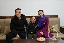“触不到”的铁路夫妻：一个白天在动车上值乘，一个深夜在线路上检查钢轨图片