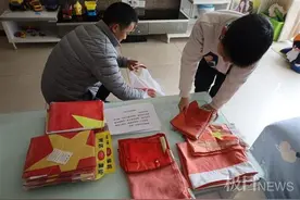 这对父子被称特别的“国旗卫士”，街头专门寻找破旧国旗免费换新图片
