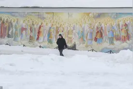 乌克兰基辅雪后变冰雪世界 汽车遭深埋图片