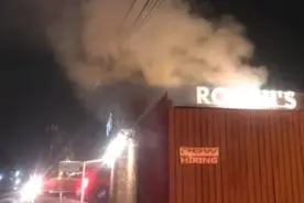 美国一餐馆冒烟被报火警 消防员发现是为超级碗比赛做万只鸡翅图片