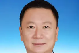 新疆维吾尔自治区阿勒泰地区阿勒泰市代理市长余明海向人民网网友拜年图片