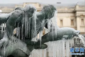 英国伦敦低温降雪 雕塑结冰霜图片