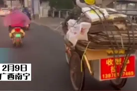 5岁女童举纸板给收废品父亲挡雨，父亲：我都没注意，女儿很懂事图片