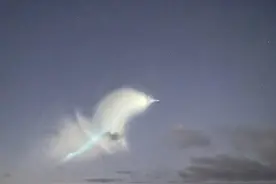 美国海岸附近出现UFO？美媒：美军进行潜射洲际导弹试射图片