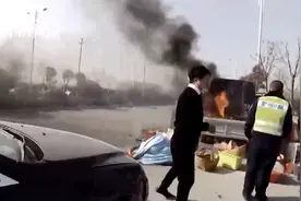 过桥时要放鞭炮！一个结婚车队开过，嫁妆冒烟了图片