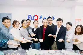 今天小年夜，张文宏医生带头包饺子啦图片
