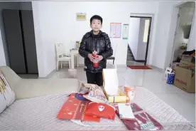“谢谢您留在南京！”打开包裹，这位快递员爸爸泪目了！2021个少先队员的“爱心礼包”温暖人心视频封面