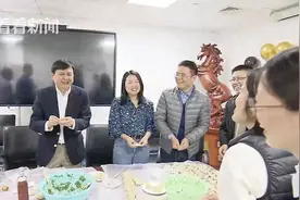 张文宏包饺子，为留沪过年进修医生做年夜饭啦图片