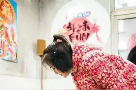 秦岚回老家干活，穿大花棉袄成“村花”图片