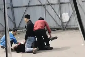 广西休假民警见义勇为 徒手制服持刀滋事醉汉图片