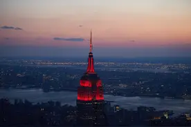帝国大厦亮起“中国红”，多国地标建筑点亮庆中国春节图片