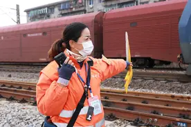 铁道线上的“金牌女防护员”图片