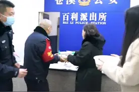 英雄母亲除夕为战友送饺子祝福新年图片