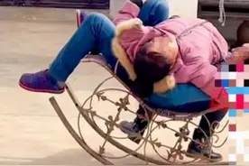 单身男子回家看见父母秀恩爱，无奈喊话想回去加班！网友：文明催婚图片