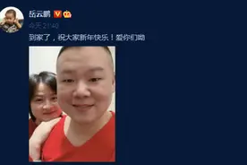 下班到家！岳云鹏结束春晚工作穿红秋衣与妻子合影图片