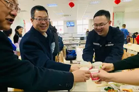 甘肃工会干部走进兰州地铁和职工一起包饺子图片