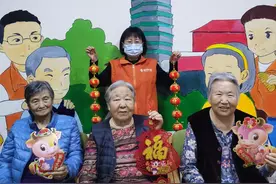了不起的我们丨养老驿站站长陈丽和“老小孩”的除夕图片