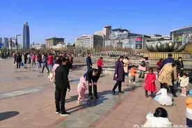 大年初一的泉城广场，游人如织好热闹图片