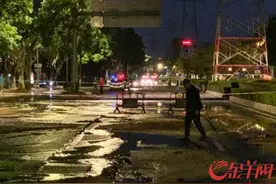 广州黄埔开创大道水管破裂，路面开裂暂无法通过图片