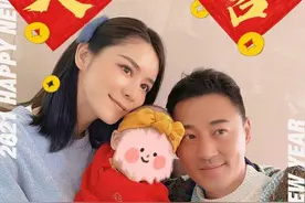 新手妈妈张馨月晒全家福 和女儿贴脸合影露幸福肥图片