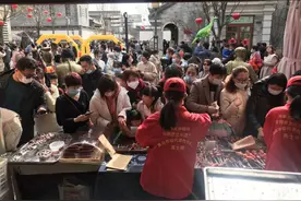 逛即墨古城 吃糖球图片