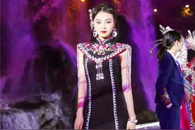 川妹子在芙蓉镇过年：醉在小镇山水间，身处土家年味中，就地过年一点不冷清图片