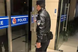 除夕夜一醉酒男子在杭州街头问路人要钱，民警奔波100公里将其送至救助站图片