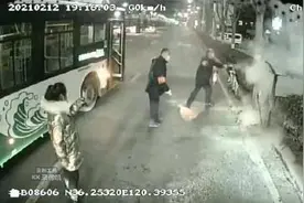 青岛街头最帅身影！危急时刻，他们挺身而出图片