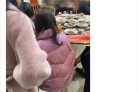 杭州年轻人都坐不住了，这样催婚也是绝了！姑娘收到妈妈的红包，眼泪汪汪图片