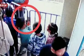 心疼！上海4岁男童亲子乐园内玩耍时，手指被夹伤指甲脱落图片