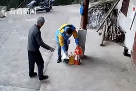 闪送员为空巢老人送年货：老人的眼神让我心酸图片