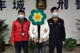 除夕夜男子拉车门盗窃，被民警抓获依法刑拘视频封面